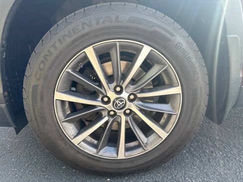 Used 2019 Toyota Highlander XLE AWD/4WD image 8