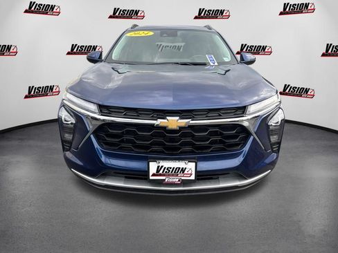 Used 2024 Chevrolet Trax LT w/ Sunroof Package FWD image 2