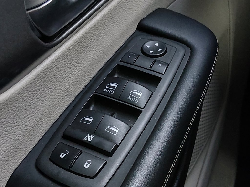 Used 2023 Chrysler Pacifica Touring-L FWD image 25