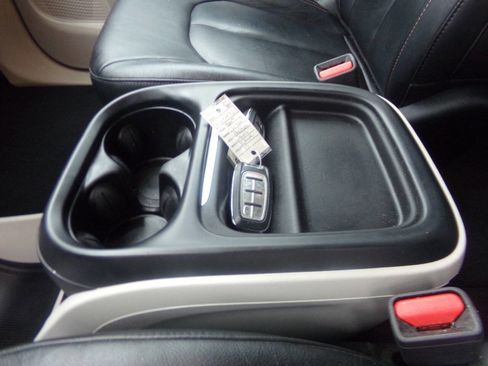 Used 2017 Chrysler Pacifica Touring-L image 27