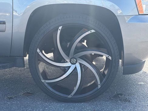 Used 2012 Chevrolet Avalanche LTZ image 12