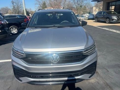 Used 2022 Volkswagen Tiguan SE R-Line image 2