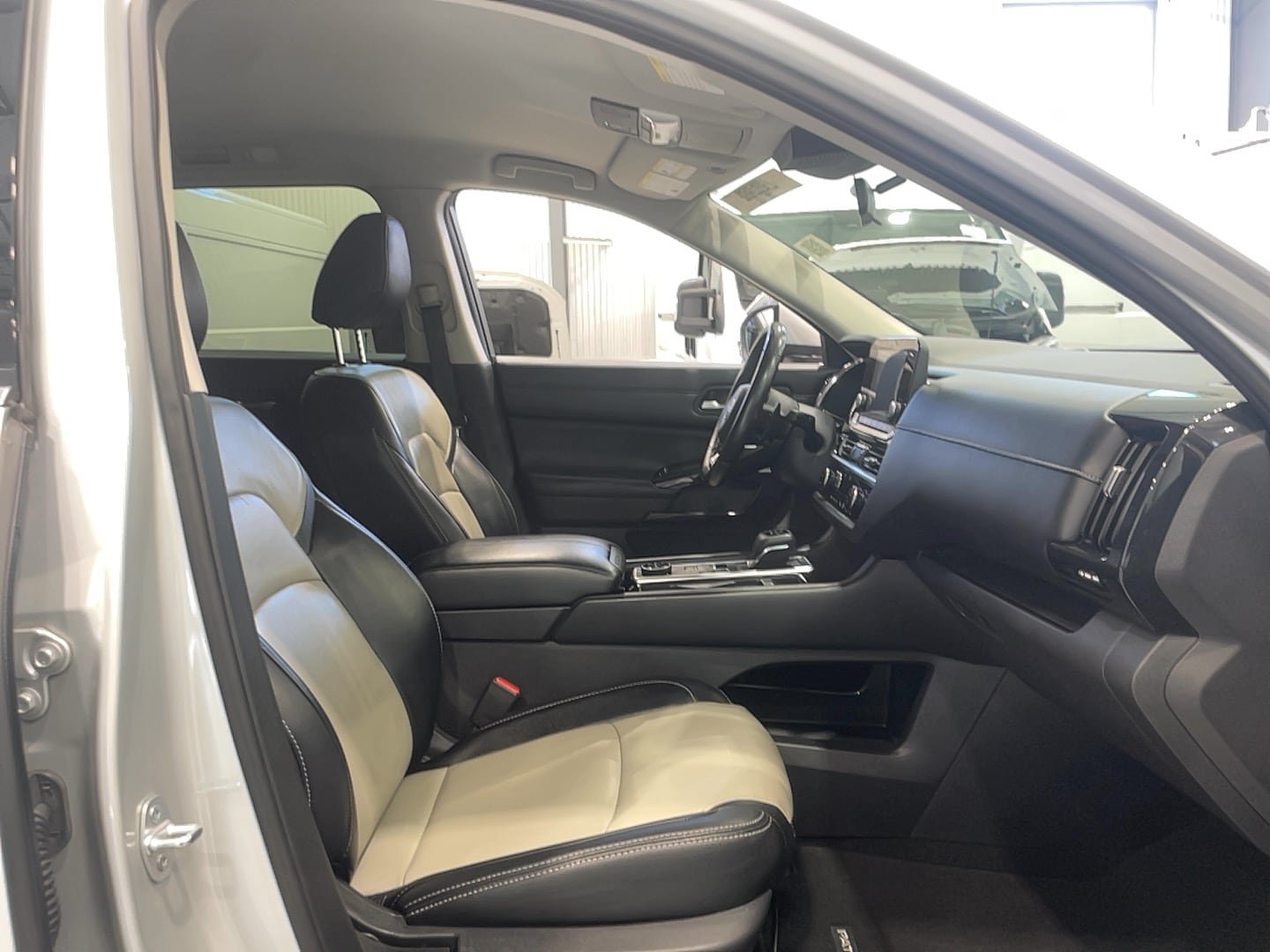 Used 2022 Nissan Pathfinder SV AWD/4WD image 13