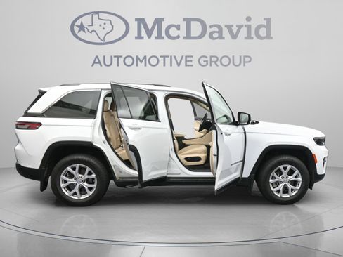 Used 2022 Jeep Grand Cherokee Limited w/ Trailer Tow Prep Group (B) AWD/4WD image 44