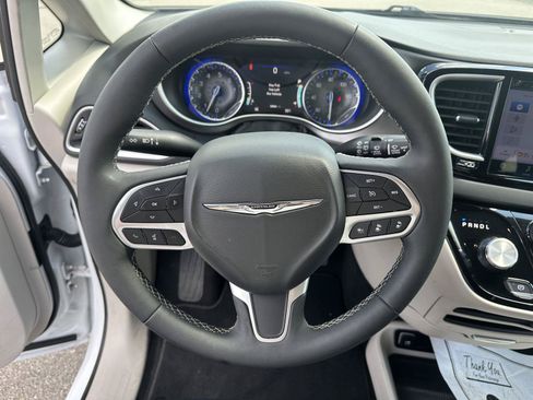 Used 2024 Chrysler Pacifica Touring-L FWD image 23