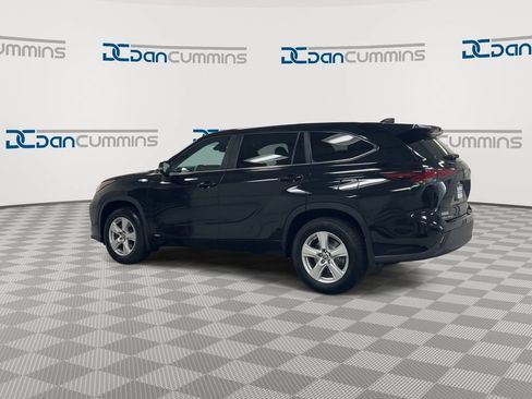 Used 2024 Toyota Highlander LE AWD/4WD image 6