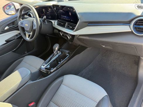 Used 2025 Chevrolet Trax LT w/ LT Convenience Package image 22