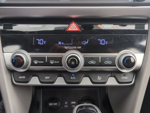 Used 2020 Hyundai Elantra SE FWD image 13