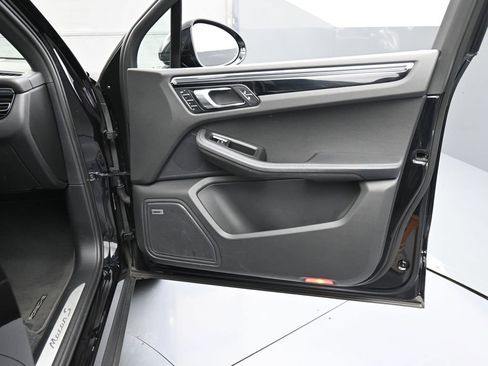 Certified 2022 Porsche Macan S image 29