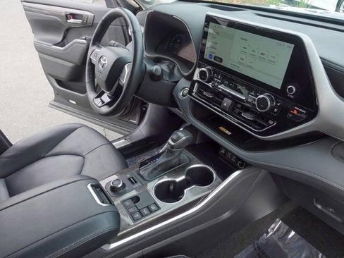 Used 2024 Toyota Highlander XLE image 14