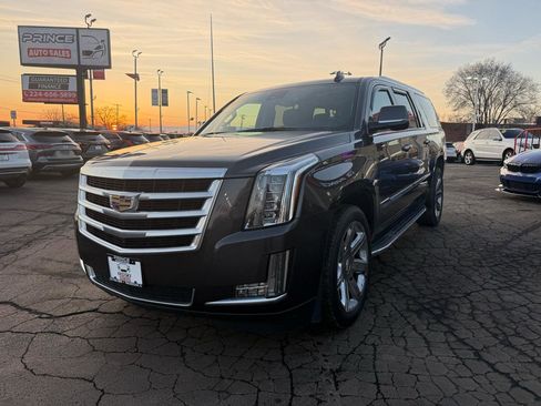 Used 2016 Cadillac Escalade ESV Luxury image 3