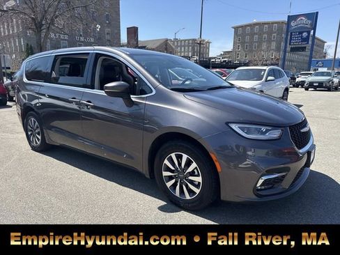 Used 2023 Chrysler Pacifica Touring-L FWD image 2