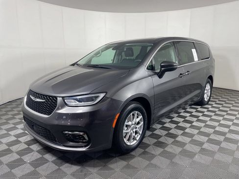 Certified 2023 Chrysler Pacifica Touring-L FWD image 4