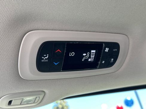 Used 2022 Chrysler Pacifica Limited image 31