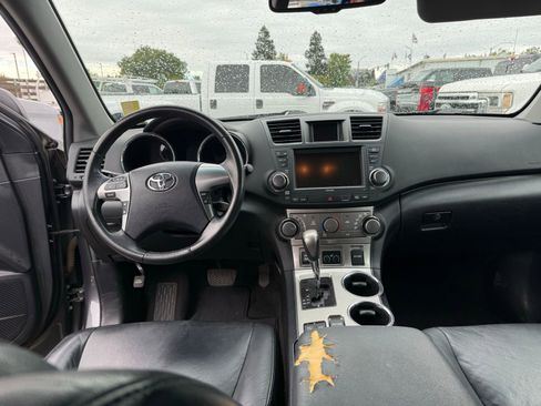Used 2011 Toyota Highlander SE w/ Tow Pkg image 13