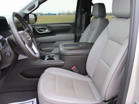 Used 2023 GMC Yukon SLT w/ SLT Luxury Package image 10