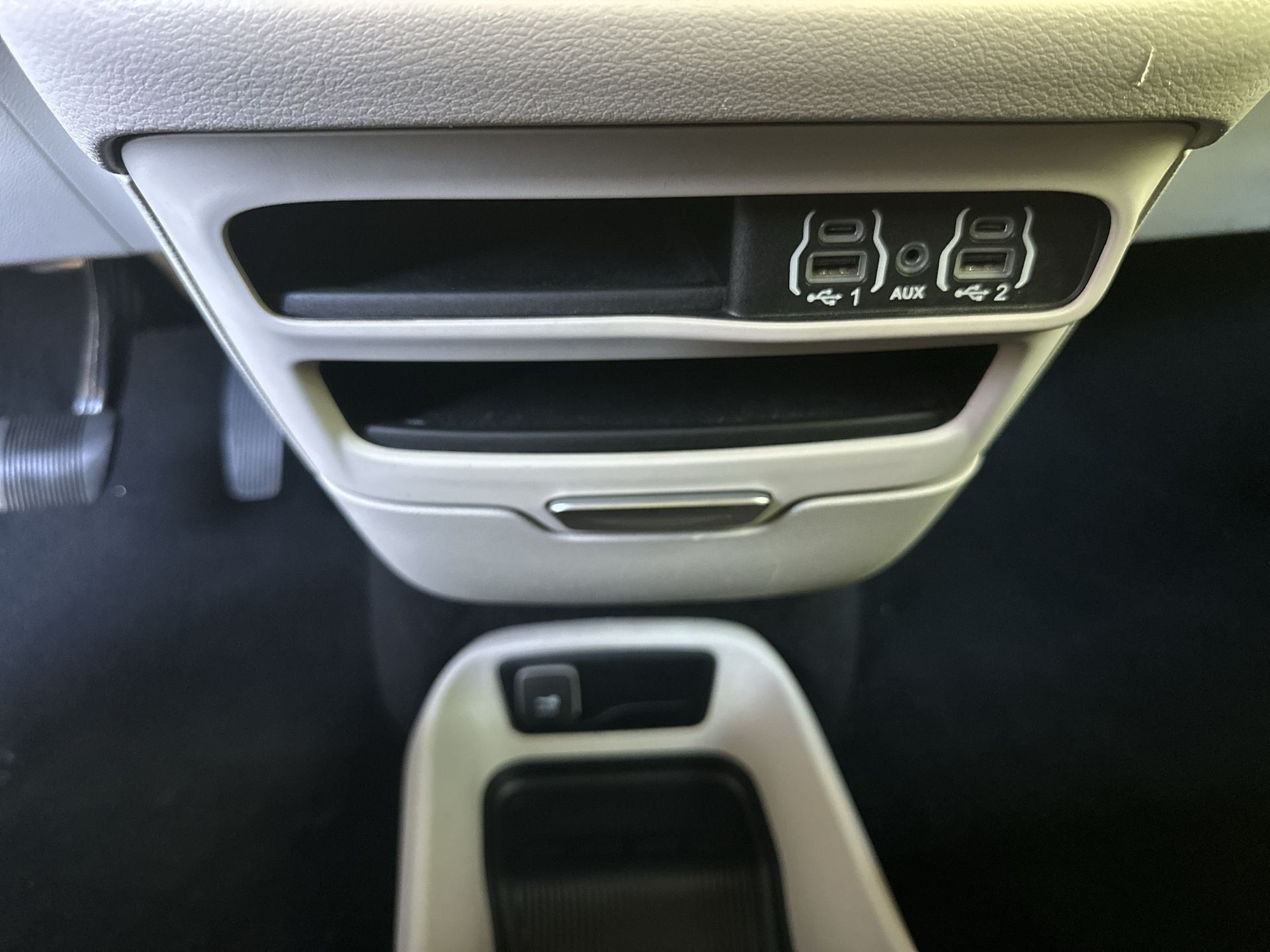 Used 2023 Chrysler Voyager LX FWD image 33
