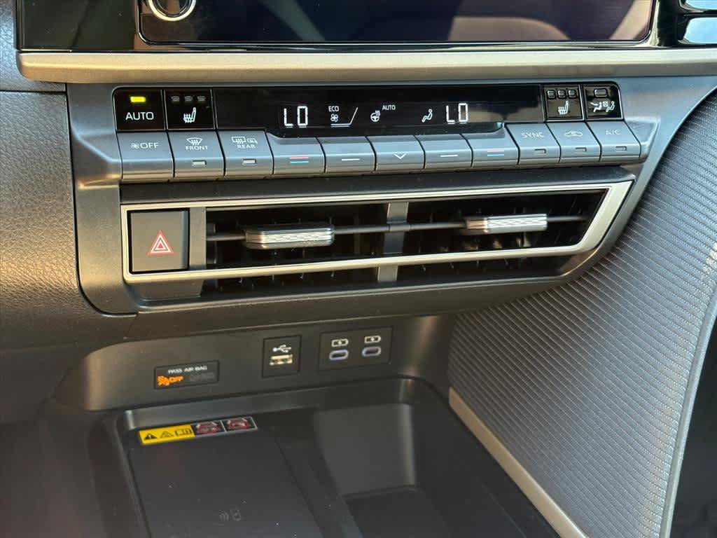 Used 2026 Toyota Camry SE w/ Convenience Package FWD image 16