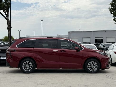 Used 2025 Toyota Sienna XLE w/ XLE Plus Package FWD image 3