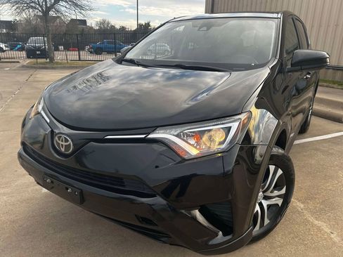 Used 2018 Toyota RAV4 LE image 2