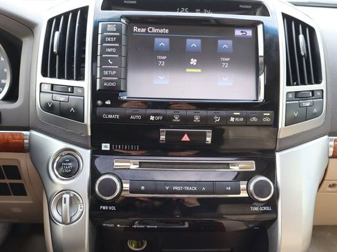 Used 2013 Toyota Land Cruiser image 20