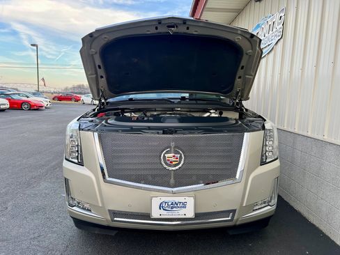 Used 2015 Cadillac Escalade Luxury image 10