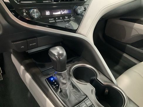 Used 2022 Toyota Camry SE image 11