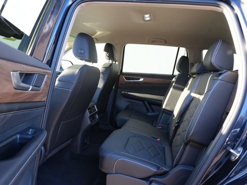 Used 2025 Volkswagen Atlas SE image 18