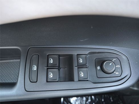 New 2026 Volkswagen Taos SE image 11