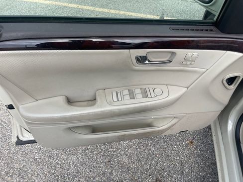 Used 2010 Cadillac DTS Premium w/ Driver Awareness Package image 18