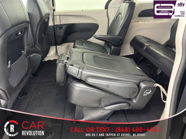 Used 2023 Chrysler Pacifica Touring-L FWD image 45