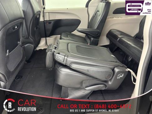 Used 2023 Chrysler Pacifica Touring-L FWD image 45