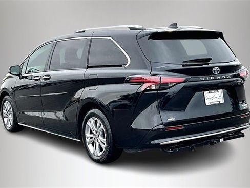 Used 2022 Toyota Sienna Platinum image 4