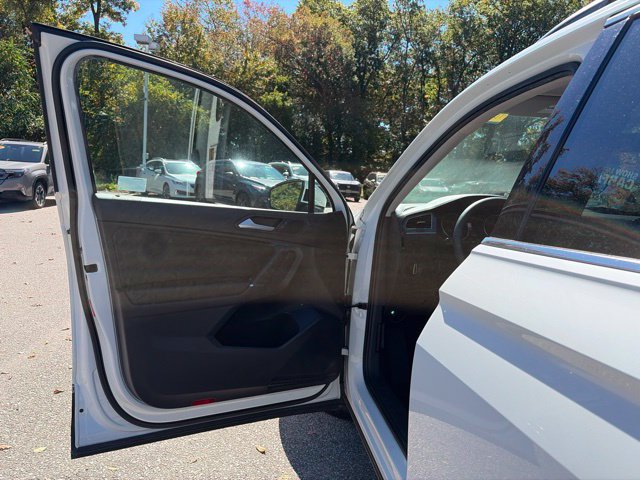 Used 2020 Volkswagen Tiguan SE w/ Panoramic Sunroof Package AWD/4WD image 23