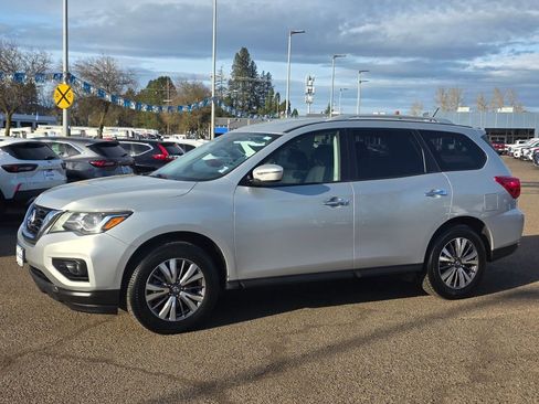 Used 2018 Nissan Pathfinder SV image 30