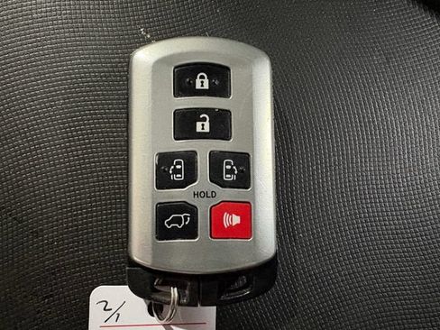 Used 2017 Toyota Sienna Limited AWD/4WD image 16