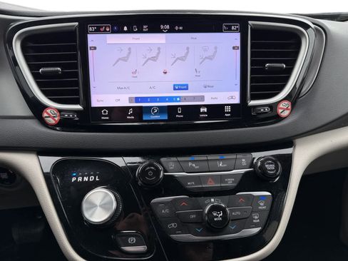 Used 2024 Chrysler Pacifica Touring-L image 21