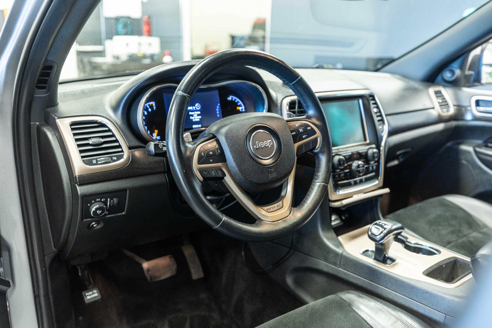 Used 2015 Jeep Grand Cherokee Altitude AWD/4WD image 10