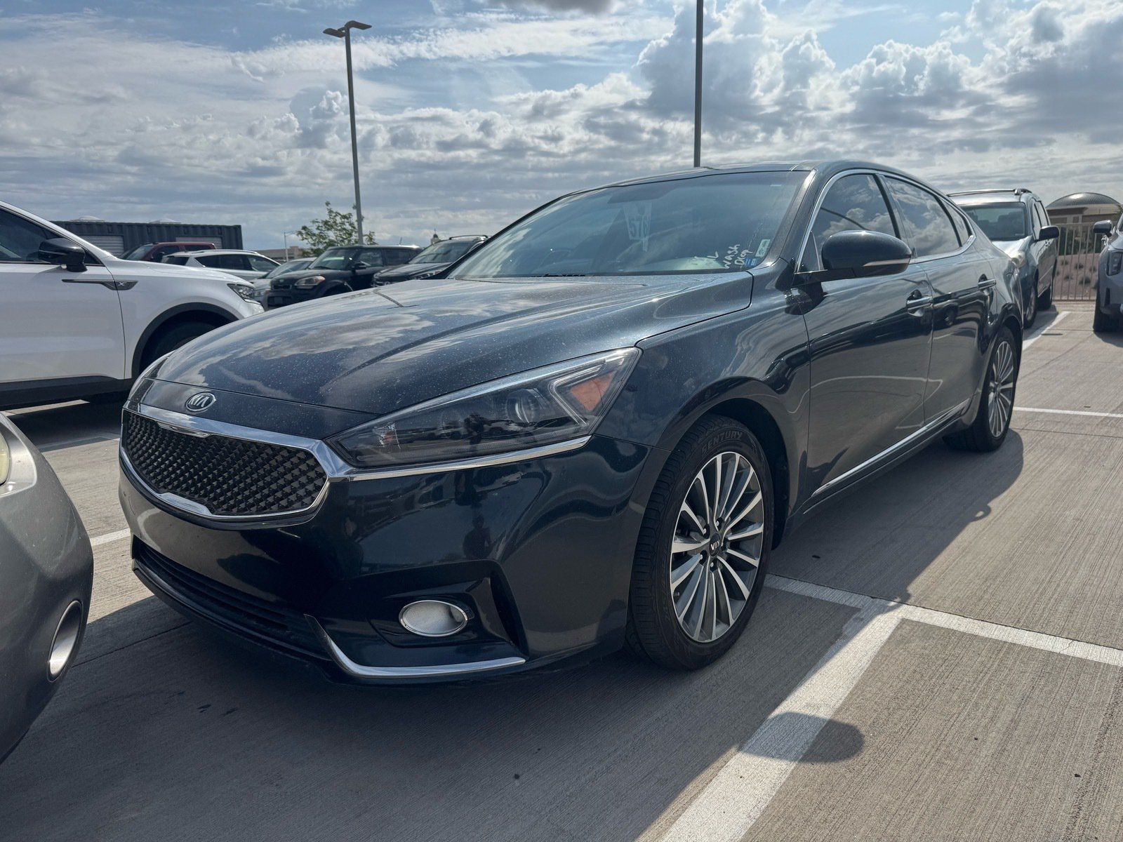 Used 2017 Kia Cadenza Premium w/ Luxury Package FWD image 2