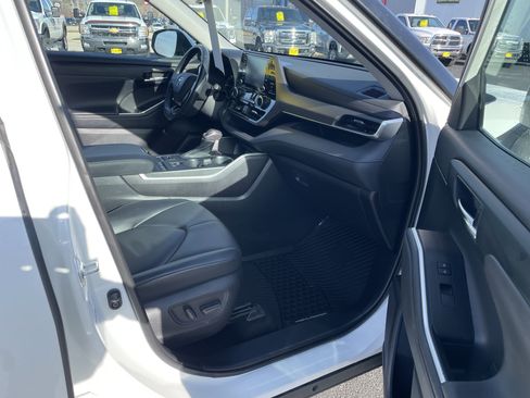 Used 2021 Toyota Highlander XLE image 31