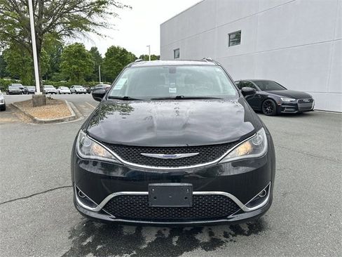 Used 2020 Chrysler Pacifica Touring-L image 8