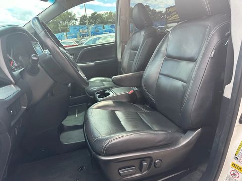 Used 2017 Toyota Sienna SE image 11