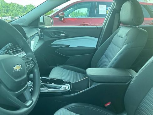 Used 2025 Chevrolet Trax LT FWD image 15