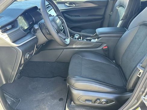 New 2025 Jeep Grand Cherokee Altitude image 9