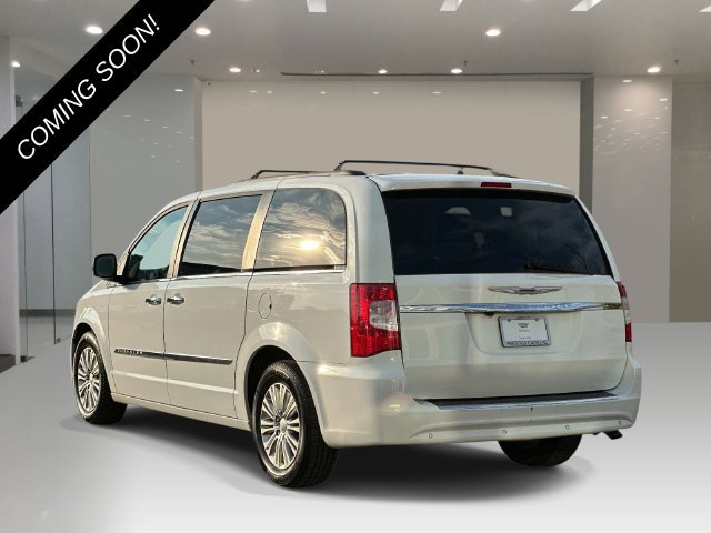 Used 2016 Chrysler Town & Country Touring-L FWD image 3