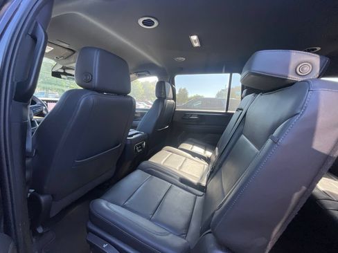 Used 2025 Chevrolet Suburban LT RWD image 4