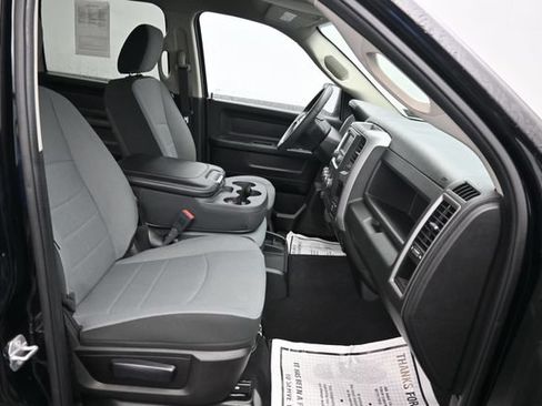 Used 2022 RAM 1500 4x4 Crew Cab Classic w/ Chrome Appearance Group image 7