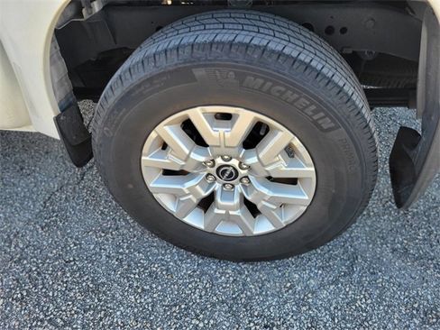 Used 2022 Nissan Frontier SV w/ Technology Package image 7