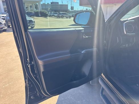 Used 2016 Toyota Tacoma Limited image 10