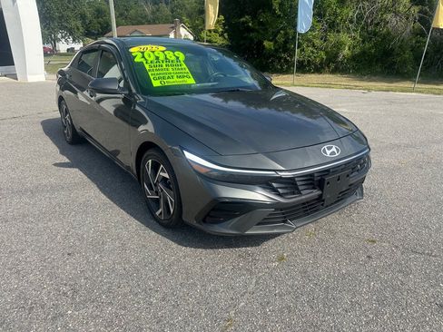 Used 2025 Hyundai Elantra Limited FWD image 7